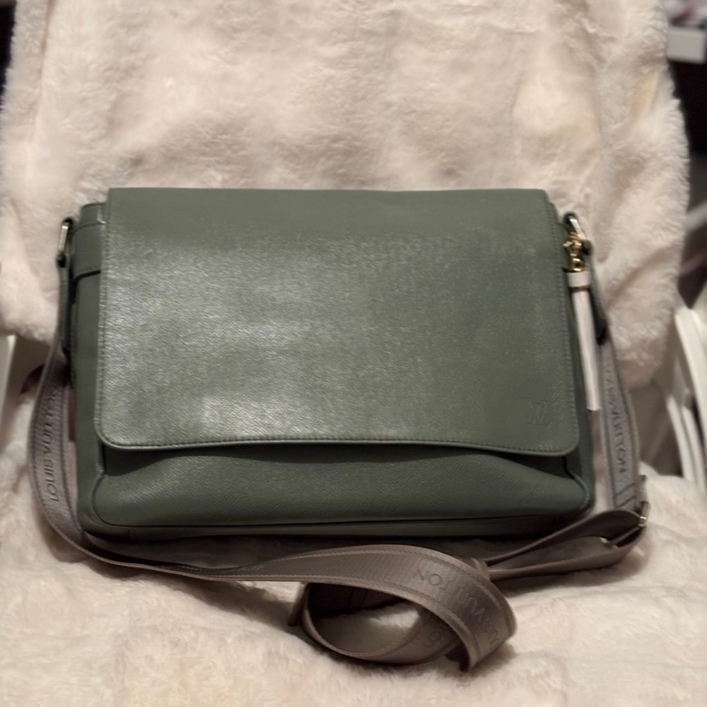 Louis Vuitton Taiga Roman MM Messenger Bag